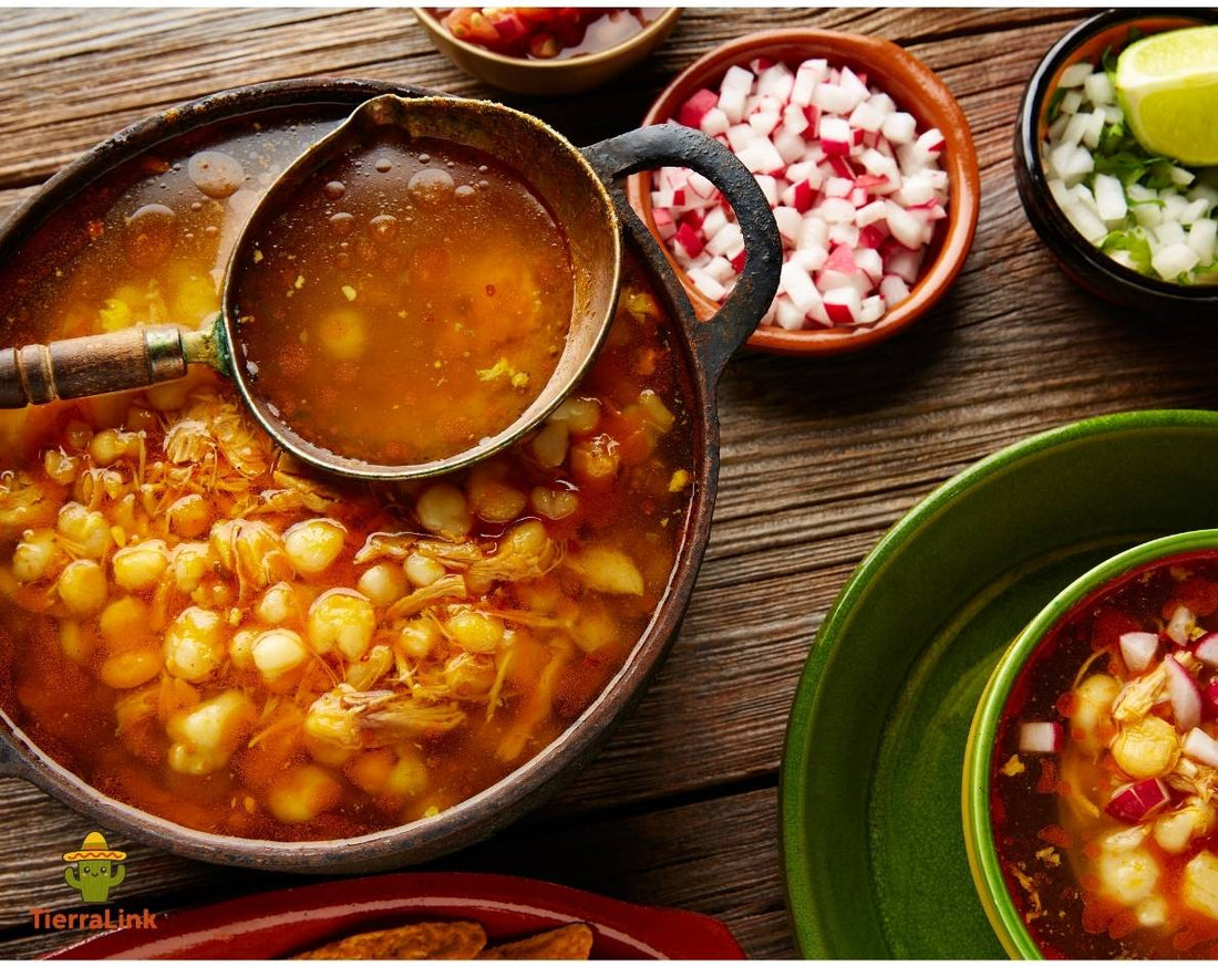 Traditionelle Pozole Suppe mit Maíz Pozolero, Radieschen und Limette
